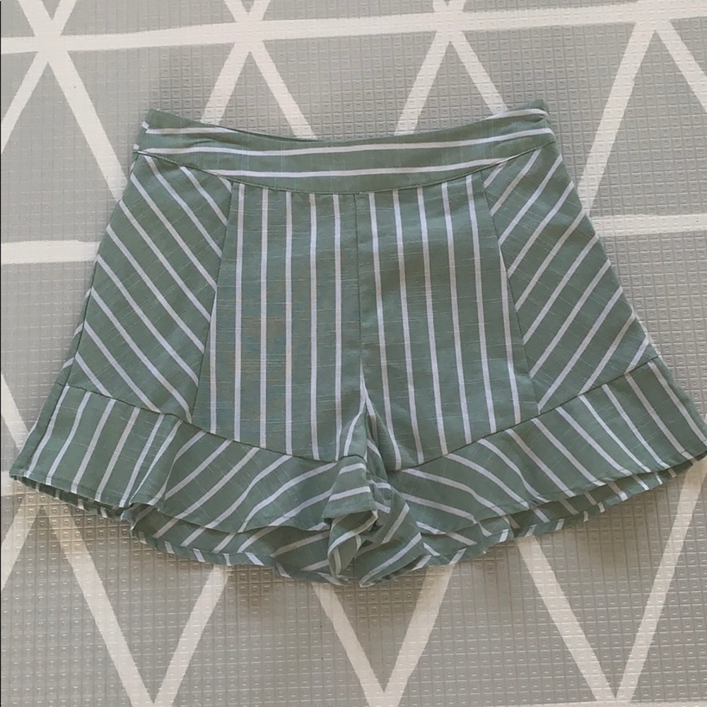 Ruffled fashion shorts - sage green